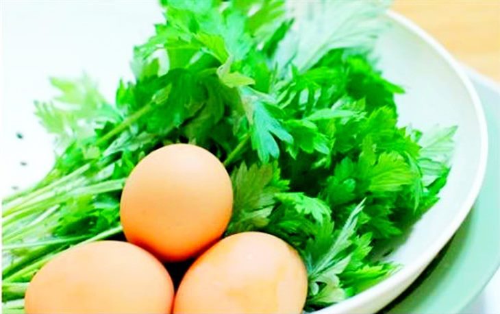 Trứng gà ngải cứu là một món ăn giúp giảm đau bụng kinh