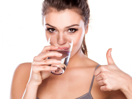 Người bệnh eczema nên uống nhiều nước