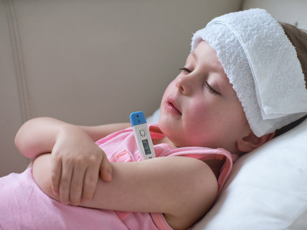 Cha mẹ đừng lo nếu trẻ bị sốt khi tiêm phòng sởi