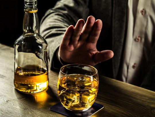 Hạn chế uống rượu giúp giảm triệu chứng vảy nến