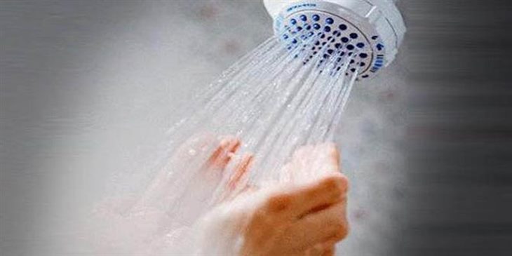Tắm nước nóng cũng có thể là nguyên nhân khiến viêm da cơ địa bùng phát