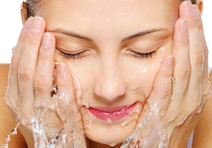 Tránh rửa mặt bằng nước nóng để da không bị khô