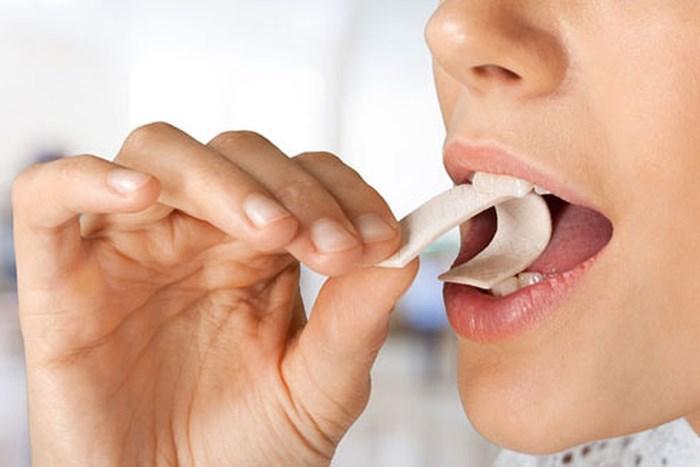 Nhai kẹo cao su giúp điều trị ù tai