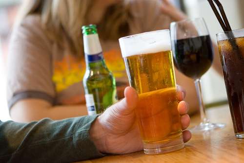 Uống nhiều rượu, bia làm tăng nguy cơ bị vẩy nến