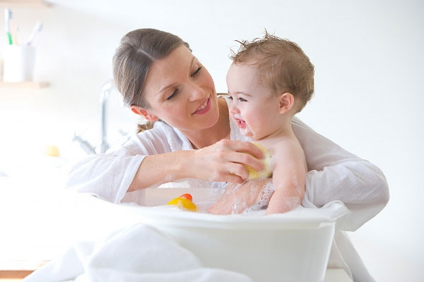 Giữ gìn vệ sinh cho bé thật tốt để giảm nguy cơ bị tay chân miệng