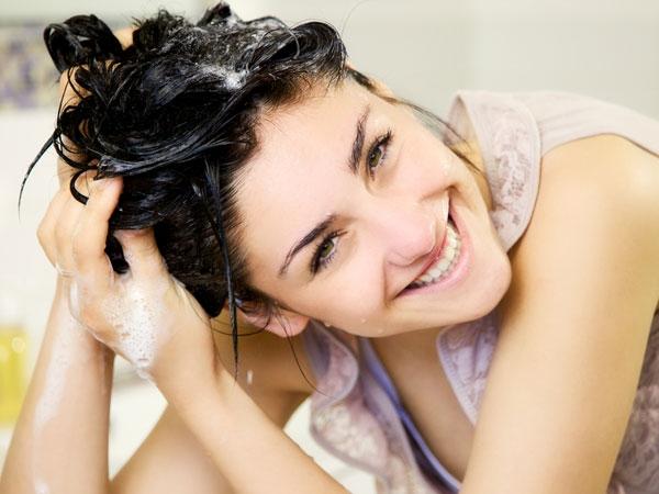Hãy thận trọng khi dùng các loại dầu gội cho vùng da đầu mắc vẩy nến
