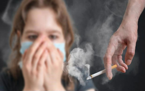 Phụ nữ cần tránh xa khói thuốc để không bị đau bụng kinh