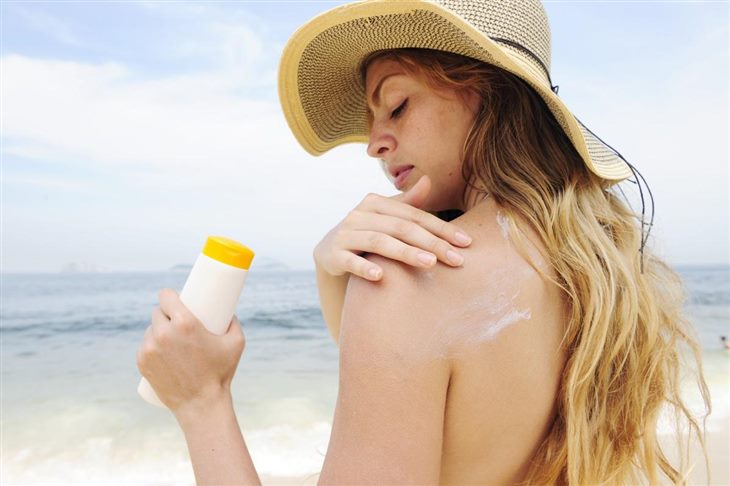 Thoa kem chống nắng khi ra ngoài giúp bảo vệ da khỏi bệnh vảy nến