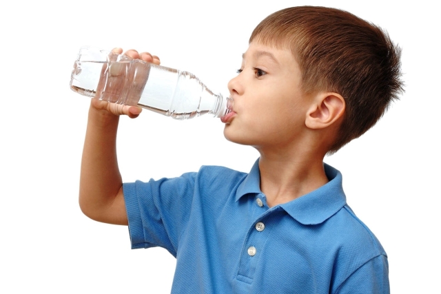   Chăm uống nước mỗi ngày giúp trẻ phòng ngừa nguy cơ bị loét miệng