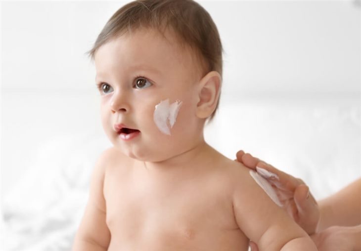 Để cải thiện tình trạng khô da do viêm da dị ứng, bạn hãy giữ ẩm cho trẻ