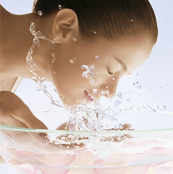 Hãy làm sạch da mặt của bạn mỗi ngày để loại bỏ bụi bẩn và vi khuẩn gây mụn
