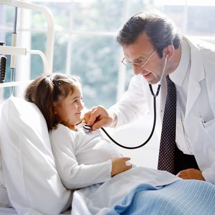 Cho trẻ tới gặp bác sĩ để được điều trị kịp thời
