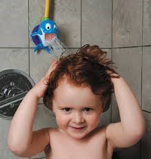 Phụ huynh hãy tắm cho trẻ bằng xà phòng diệt khuẩn