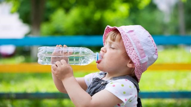 Cho trẻ uống nhiều nước để tránh mất nước