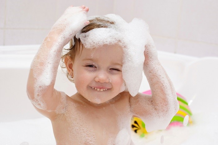 Không khuyến khích tắm cho trẻ bị thuỷ đậu bằng xà phòng