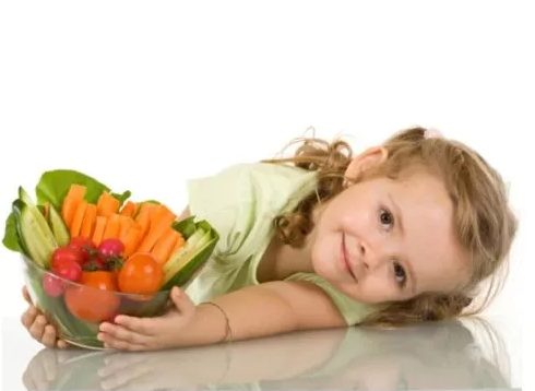 Nên bổ sung trái cây và rau củ màu đỏ cho trẻ bị thuỷ đậu