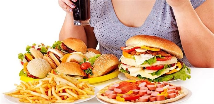 Chế độ ăn uống không hợp lý là một trong những nguyên nhân gây mụn mủ
