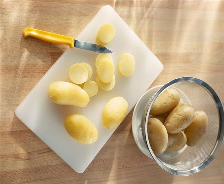 Hãy sử dụng những lát khoai tây để loại bỏ mụn mủ ở cánh mũi