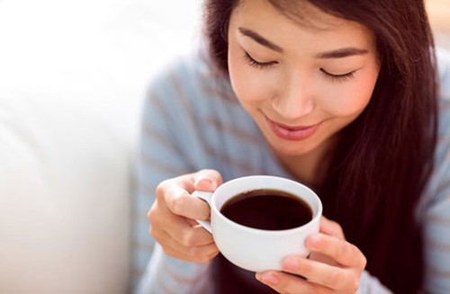Phụ nữ bị đau bụng kinh không nên uống cà phê