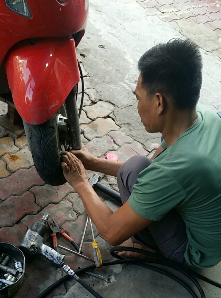 Làm nghề sửa xe, thường xuyên tiếp xúc với dầu nhớt khiến anh Quốc bị vảy nến da đầu