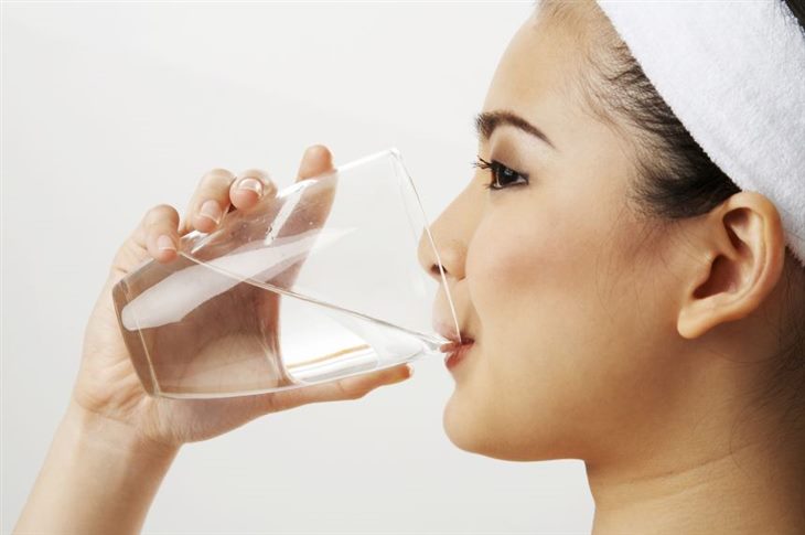 Uống đủ nước giúp ngăn ngừa rạn da