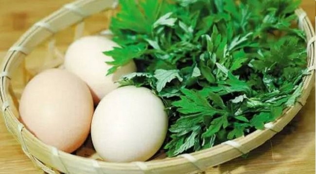 Ăn trứng gà, ngải cứu giúp giảm đau bụng kinh