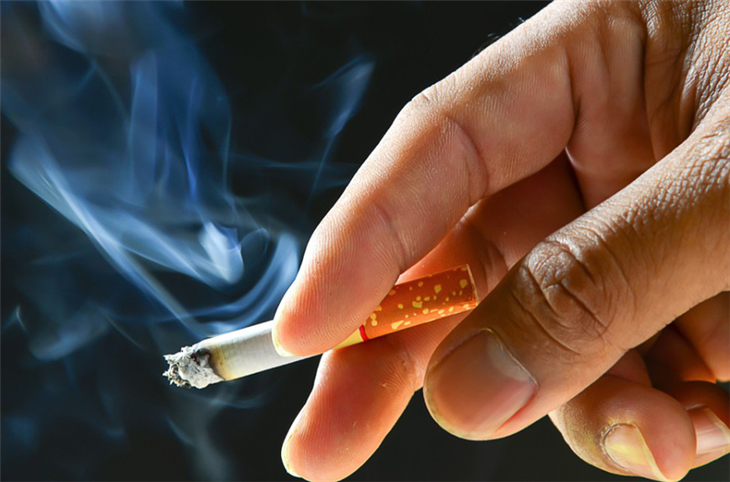 Hút thuốc lá làm tăng nguy cơ bị vảy nến