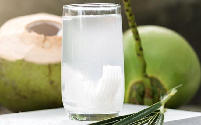 Nước dừa giúp giảm đau bụng kinh rất tốt