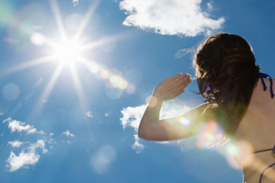 Tiếp xúc với ánh nắng mặt trời có thể gây bùng phát bệnh lupus ban đỏ