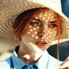 Tiếp xúc với ánh nắng mặt trời có thể gây ra các tổn thương da