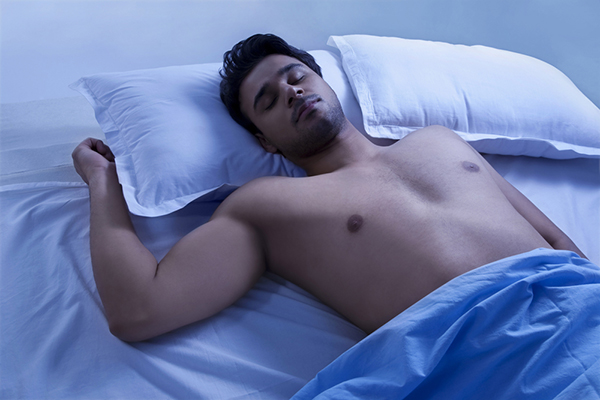 Cởi trần khi đi ngủ là thói quen không tốt có thể khiến vi khuẩn hình thành và gây mụn