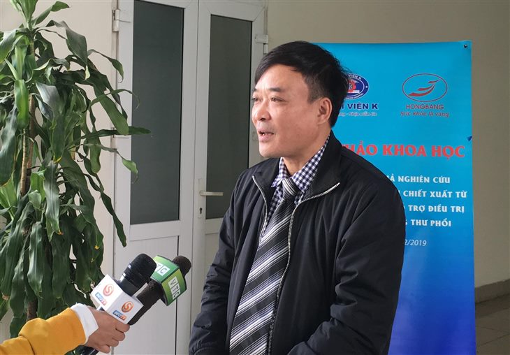 Đại diện Công ty Hồng Bàng (doanh nghiệp nhận chuyển giao công nghệ chế phẩm lunasin về Việt Nam) trả lời báo chí tại hội thảo