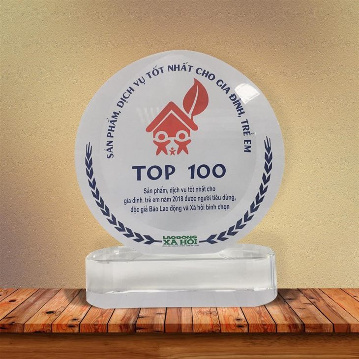 Cup giải thưởng Top 100 sản phẩm, dịch vụ tốt nhất cho Gia đình, Trẻ em của Kim Miễn Khang năm 2018