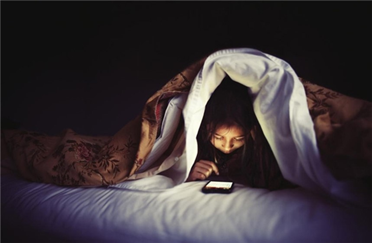 Không sử dụng thiết bị điện tử trước giờ ngủ