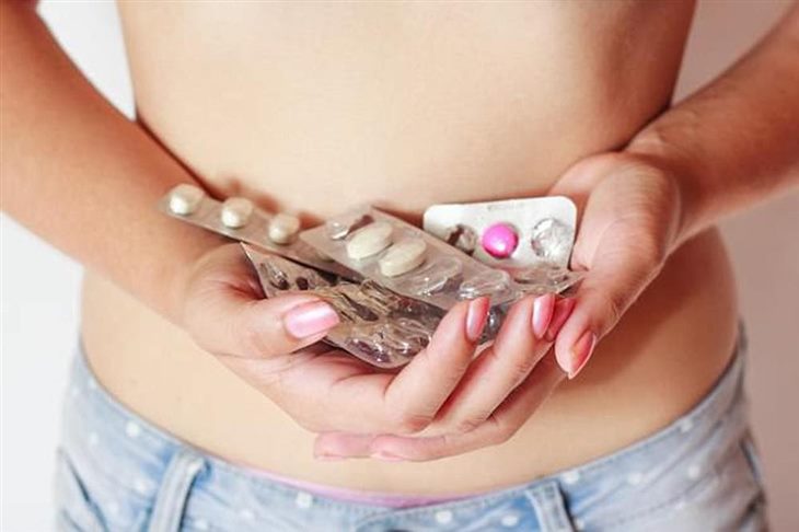 Uống thuốc giúp giảm triệu chứng lạc nội mạc tử cung buồng trứng