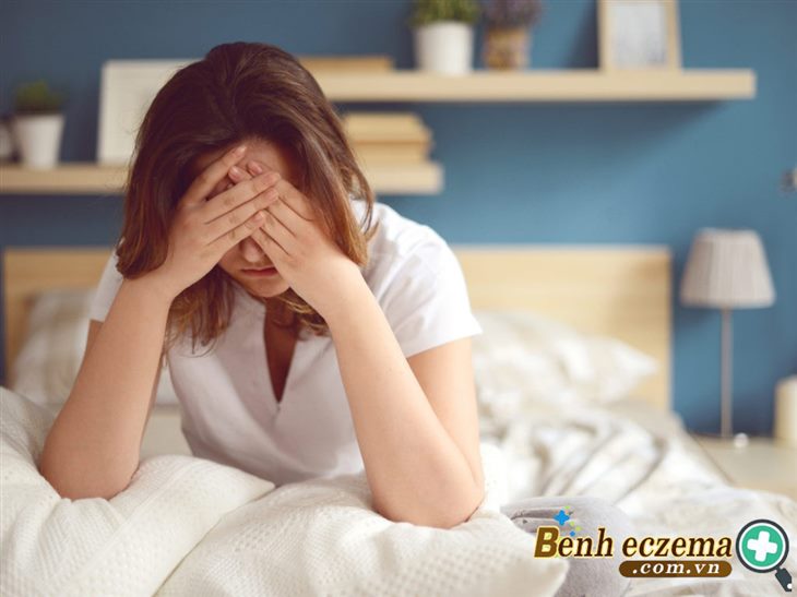  Viêm da tiếp xúc bội nhiễm có thể gây ngứa ngáy, dẫn đến mất ngủ