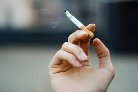 Hút thuốc lá là nguyên nhân làm trầm trọng thêm triệu chứng bệnh vảy nến