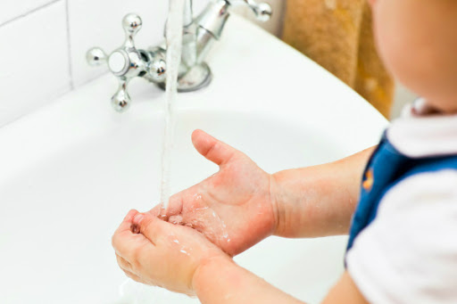 Rửa tay giúp phòng ngừa viêm họng ở trẻ em
