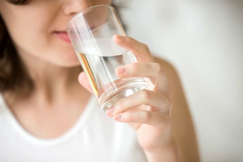 Uống đủ nước giúp giảm đau bụng kinh hiệu quả