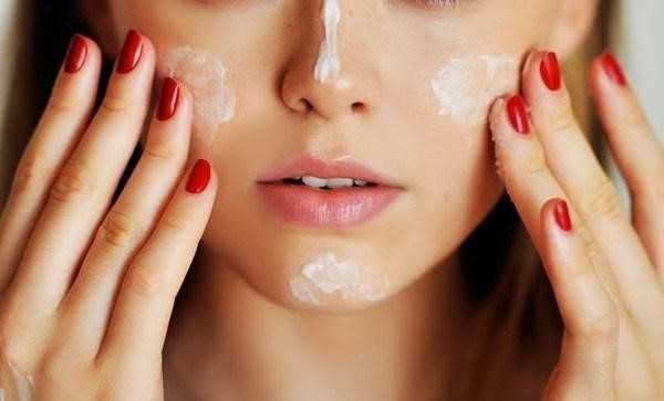 Sử dụng kem dưỡng ẩm giúp da bị vảy nến hồng mịn màng