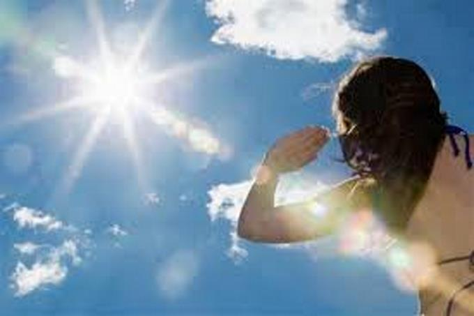 Hạn chế tiếp xúc với ánh nắng trực tiếp giúp hỗ trợ điều trị bệnh vảy phấn hồng