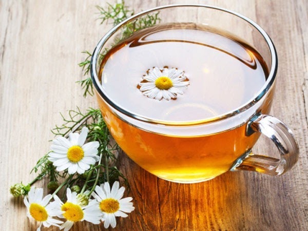 Uống trà hoa cúc giúp giảm cơn đau bụng kinh