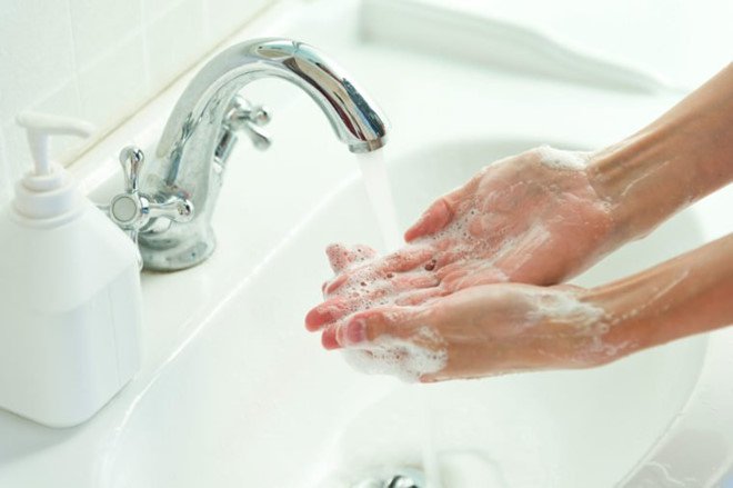   Cần vệ sinh tay thật sạch trước khi xử lý mụn mủ bị vỡ