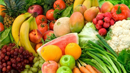 Tăng cường ăn rau xanh và trái cây giúp hỗ trợ cải thiện vảy nến thể giọt