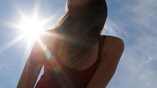 Tránh tiếp xúc với ánh nắng trực tiếp nhằm giảm thiểu tổn thương da khi bị vảy phấn trắng