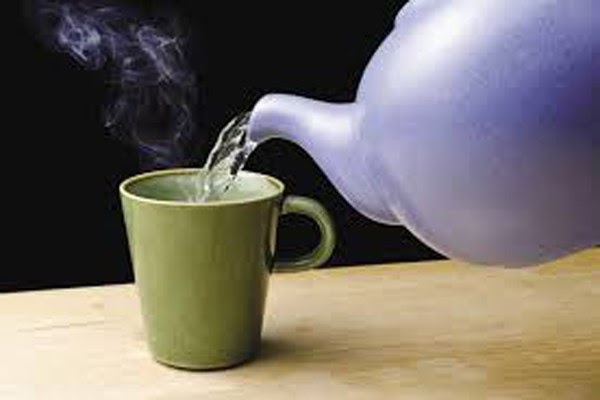 Uống nước ấm giúp giảm đau bụng kinh