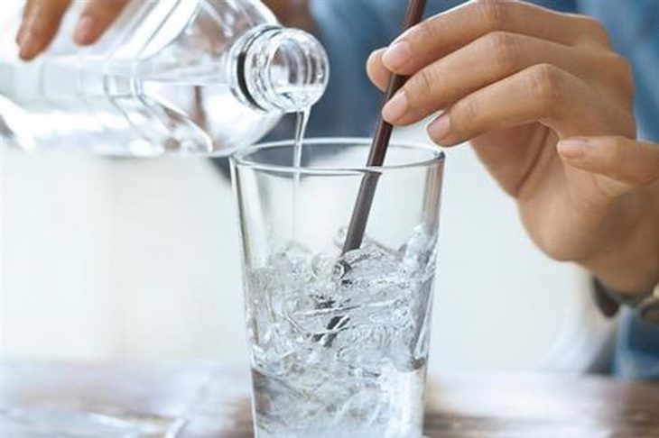 Uống nước lạnh không tốt cho người bị viêm họng