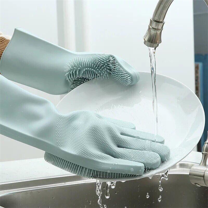   Đeo găng tay khi sử dụng các chất tẩy rửa
