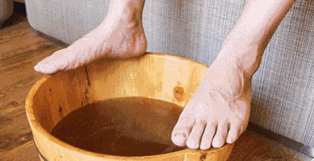 Ngâm chân bằng gừng giúp giảm đau gout