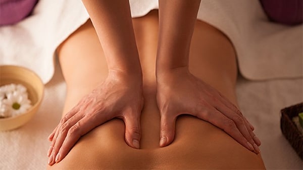   Massage giúp giảm đau lưng do thận yếu